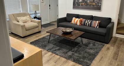 The Original Wrigleyville Coach House- Private 2 Story House in Heart of City