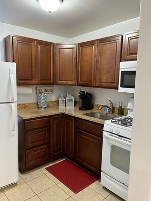 Refrigerador, microondas, horno y parrilla de estufa 