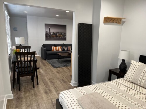 The Original Wrigleyville Coach House- Private 2 Story House in Heart of City
