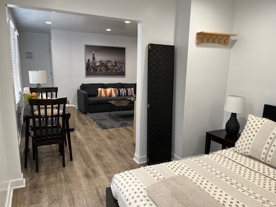 The Original Wrigleyville Coach House- Private 2 Story House in Heart of City