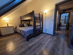 Betten mit Memory-Foam-Matratzen, individuell dekoriert