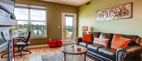 Smart TV, chimenea y estéreo