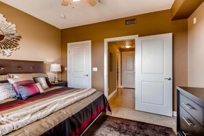 1 bedroom, desk, iron/ironing board, free WiFi - MountainViews Walk 2 Lightrail Luxury Condo in DTC (Englewood)