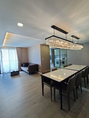 2 Bedrooms Executive | Coin séjour | Cheminée
