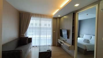 1 Bedroom Executive | 1 bedroom, in-room safe, desk, iron/ironing board