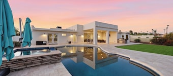 Resort de lujo en casa con sobrecarga de entretenimiento!