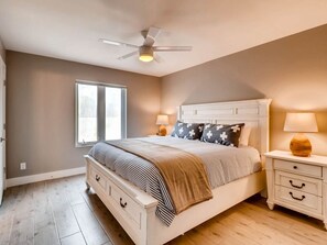 5 slaapkamers, een strijkplank/strijkijzer, reisbedje, gratis wifi