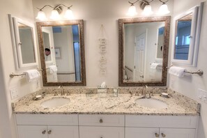 Suihkun ja ammeen yhdistelmä, poreamme, hiustenkuivaaja, pyyhkeet