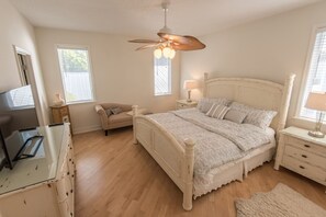 4 makuuhuonetta, silitysrauta/-lauta, vauvan matkasänky, ilmainen Wi-Fi