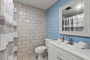 Combined shower/bathtub, hair dryer, towels, toilet paper - Riverfront home getaway 🌴 Completely new & remodeled. (Steinhatchee)