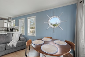 Dining - Riverfront home getaway 🌴 Completely new & remodeled. (Steinhatchee)