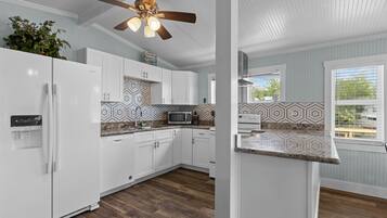 Kylskåp, mikrovågsugn, ugn och spishäll