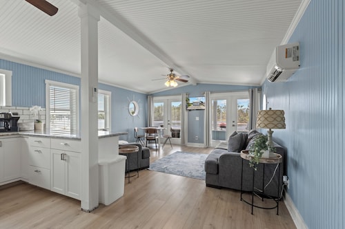 Riverfront home getaway 🌴 Completely new & remodeled.