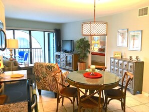 Smart TV, DVD player, books, video library - PARADISE-Anglers Cove Waterfront Designer Condo (Marco Island)