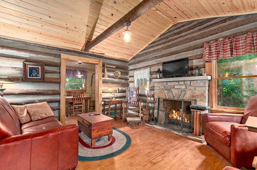 Hickory Nut Lodge, Romantic, Cozy, Amazing Views, Hot Tub, Fireplace, Pets OK