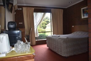 双人房, 1 张大床, 花园景观 | 起居区 | 平板电视