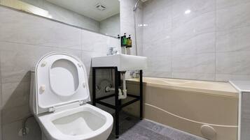 Combined shower/tub, spring water tub, rainfall showerhead