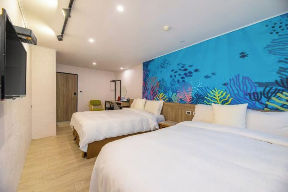Escritorio, cortinas blackout, wifi gratis y ropa de cama 