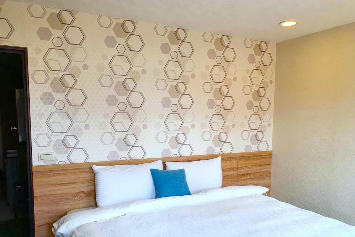 Run of House | Desk, blackout drapes, free WiFi, bed sheets