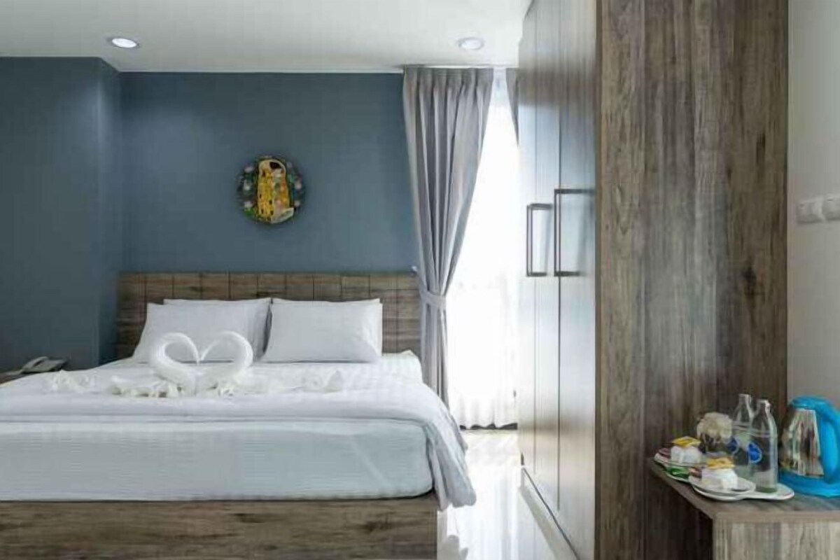 In-room safe, free WiFi