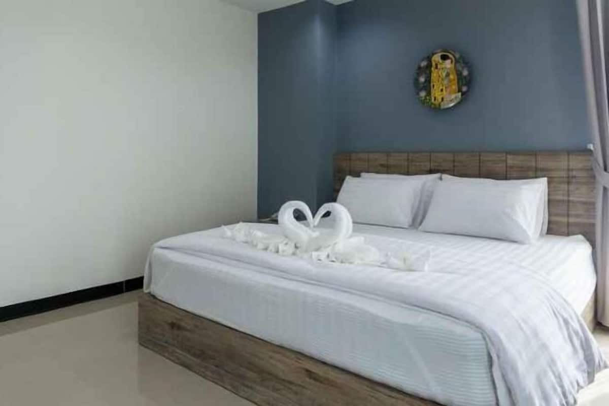 In-room safe, free WiFi