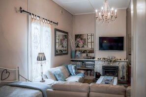 Villa de lujo, 4 habitaciones, vistas al viñedo | Zona de estar | Una televisión LCD, Netflix, un reproductor de DVD