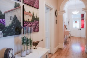 Villa luxueuse, 4 chambres, vue sur le vignoble | Aire de séjour | Téléviseur ACL, Netflix, lecteur de DVD