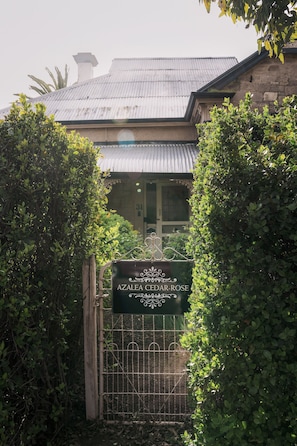 Front of property - Azalea Cedar-Rose Villa (Lyndoch)
