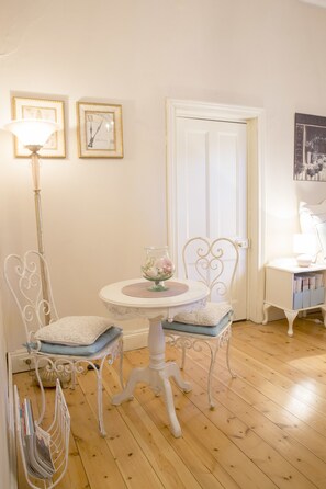 Vil·la de luxe, 4 dormitoris, vistes a les vinyes | Sala d'estar | Televisor LCD, Netflix i reproductor de DVD 