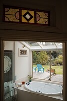 奢华别墅, 4 间卧室, 葡萄庄园景观 | 浴室 | 独立的浴缸和淋浴、按摩浴缸、大花洒淋浴喷头、免费洗浴用品