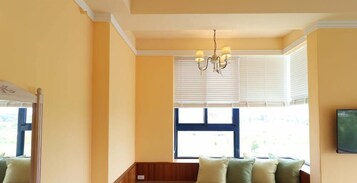 Escritorio, cortinas opacas, sistema de insonorización y wifi gratis