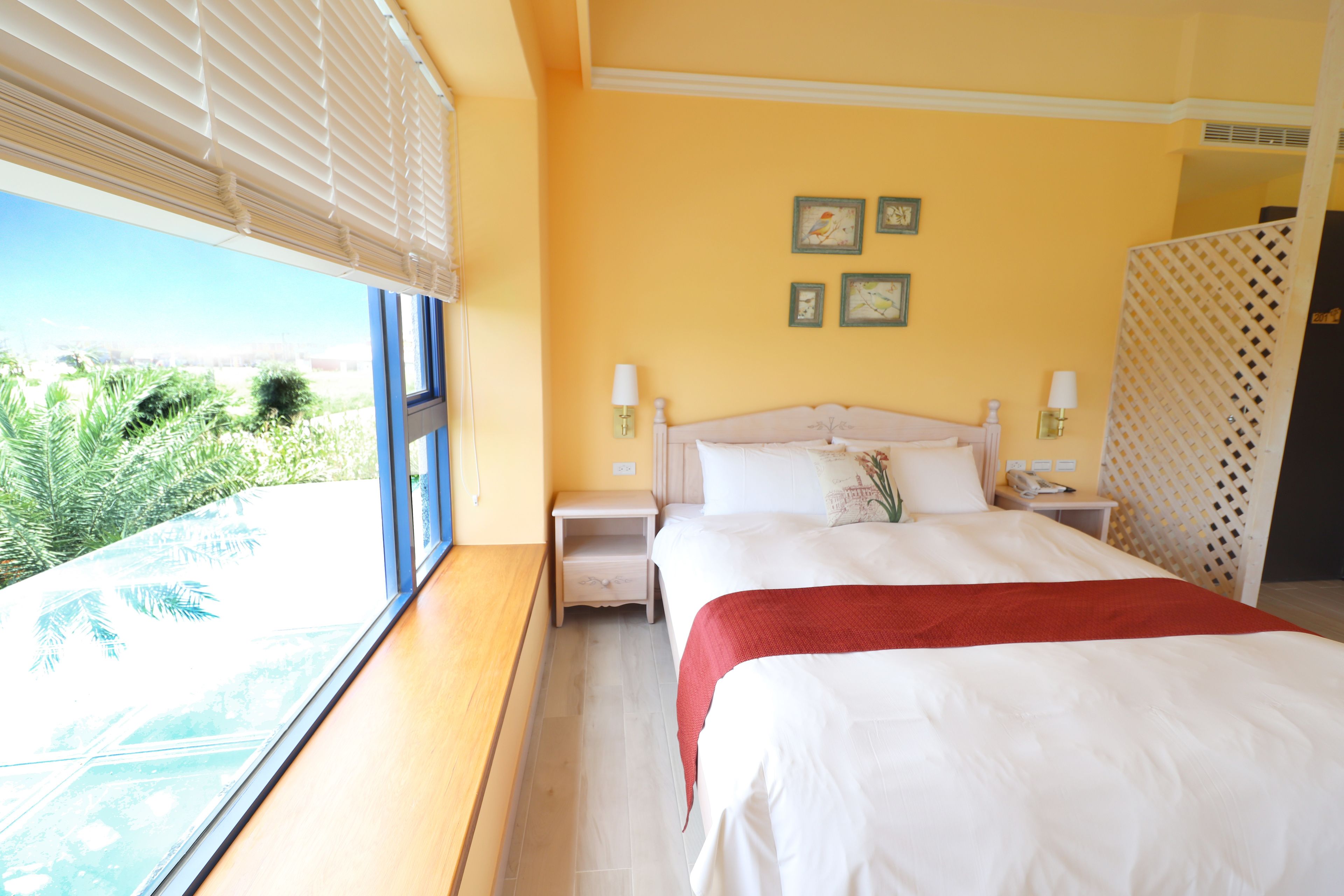 مكتب وستائر تعتيم وتجهيزات عازلة للصوت وواي فاي مجانًا