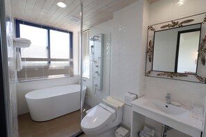 Deluxe Quadruple Room, Ocean View | Bathroom | Free toiletries, hair dryer, slippers, towels - Zen Ocean B&B (Ji'an)