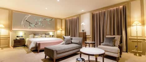 Deluxe Suite | Minibar, in-room safe, blackout curtains, iron/ironing board