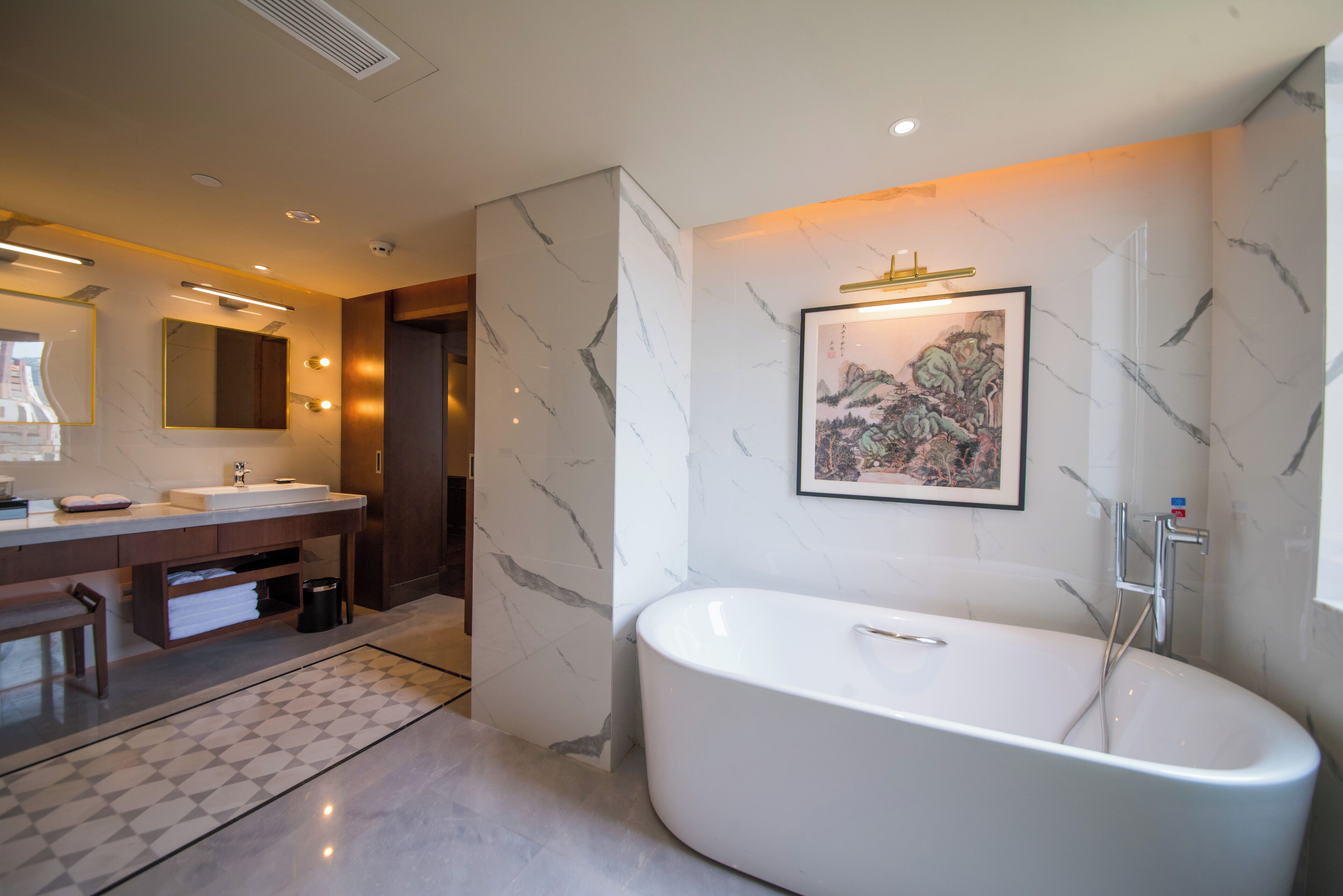 豪华套房  | 浴室 | 淋浴/盆浴组合、免费洗浴用品、吹风机、浴袍