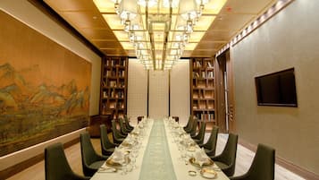 2 restoran; melayani sarapan, makan siang, dan makan malam