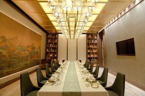 2 restaurants; breakfast, lunch, and dinner served - Weihaiwei Hotel (Weihai)
