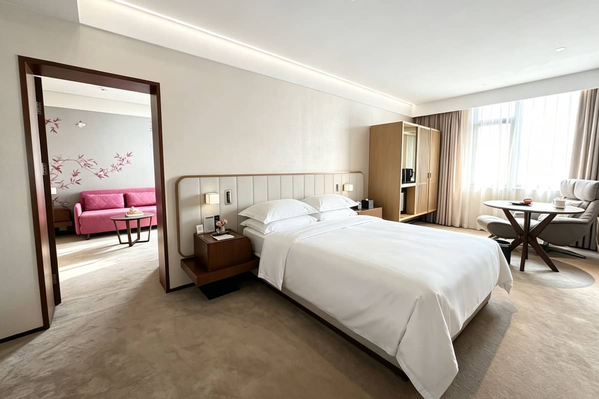 Business Suite | Minibar, in-room safe, blackout drapes, iron/ironing board