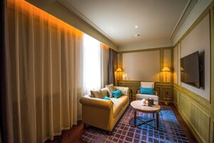 Deluxe Suite | Minibar, in-room safe, blackout drapes, iron/ironing board