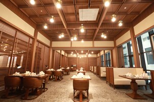 2 restaurants, breakfast, lunch, dinner served; international cuisine