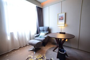 豪 华海景大床房 | 起居区 | 电视