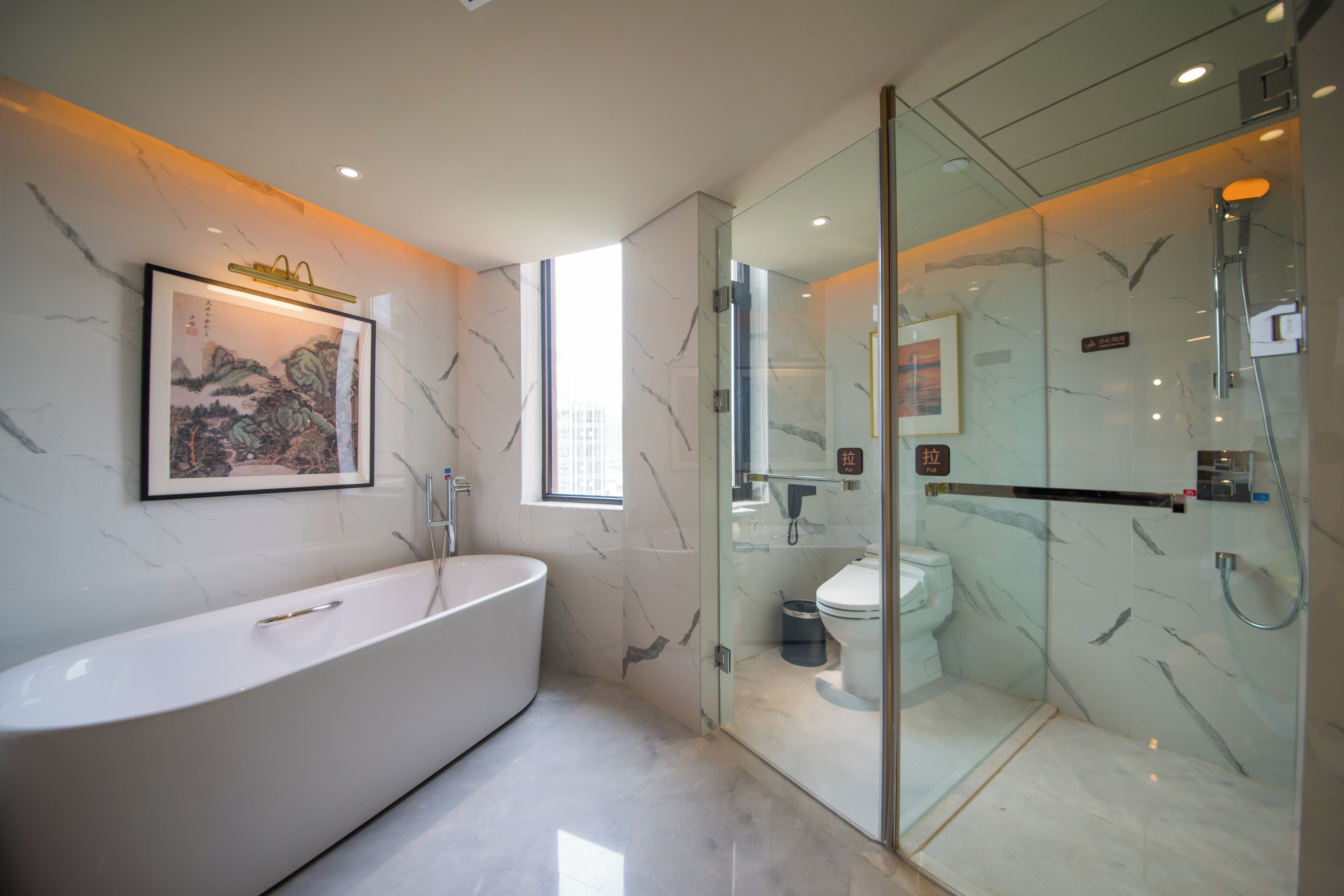 Deluxe Suite | Bathroom | Combined shower/bathtub, free toiletries, hair dryer, bathrobes