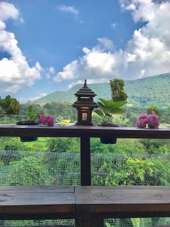 Breakfast, lunch, dinner served; Thai cuisine