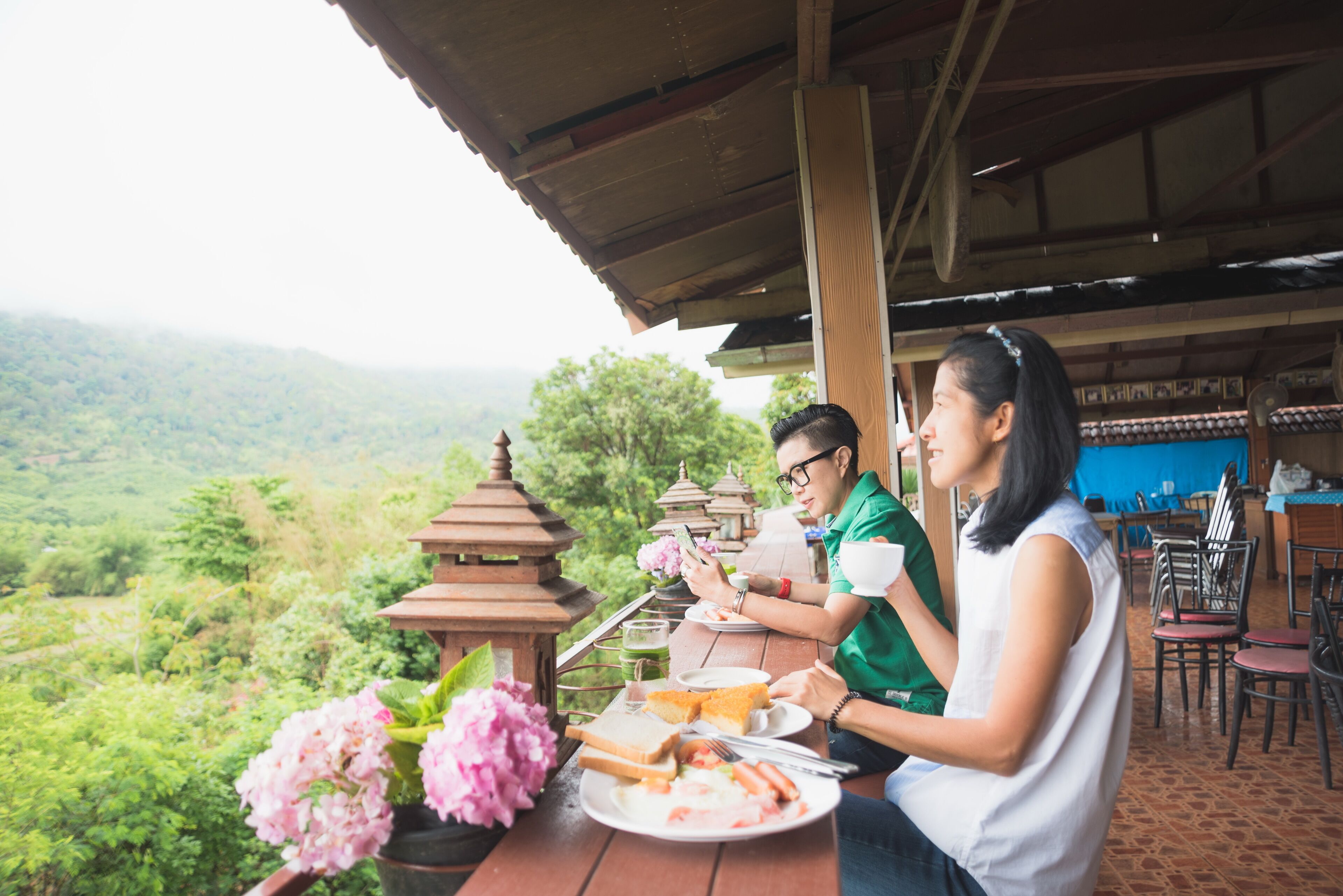 Petit déjeuner, déjeuner et dîner servis sur place