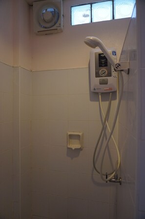 Deluxe Triple Room  | Regadera en el baño