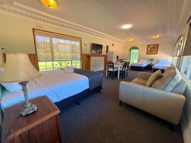 Superior Room | Iron/ironing board, free WiFi, bed sheets