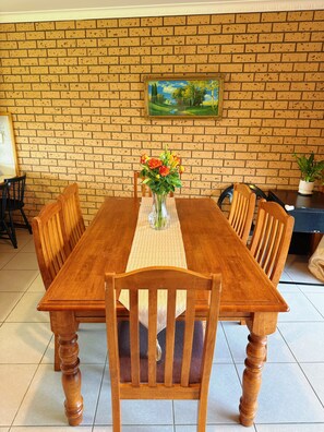 Familienapartment, 3 Schlafzimmer, Seeblick | Esszimmer