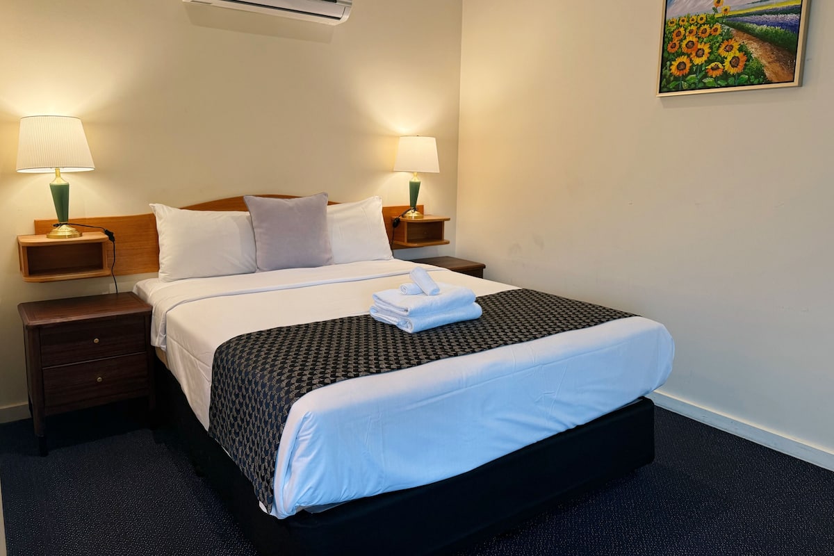 Kahden hengen huone, 1 keskisuuri parisänky, poreamme | Silitysrauta/-lauta, ilmainen Wi-Fi, vuodevaatteet