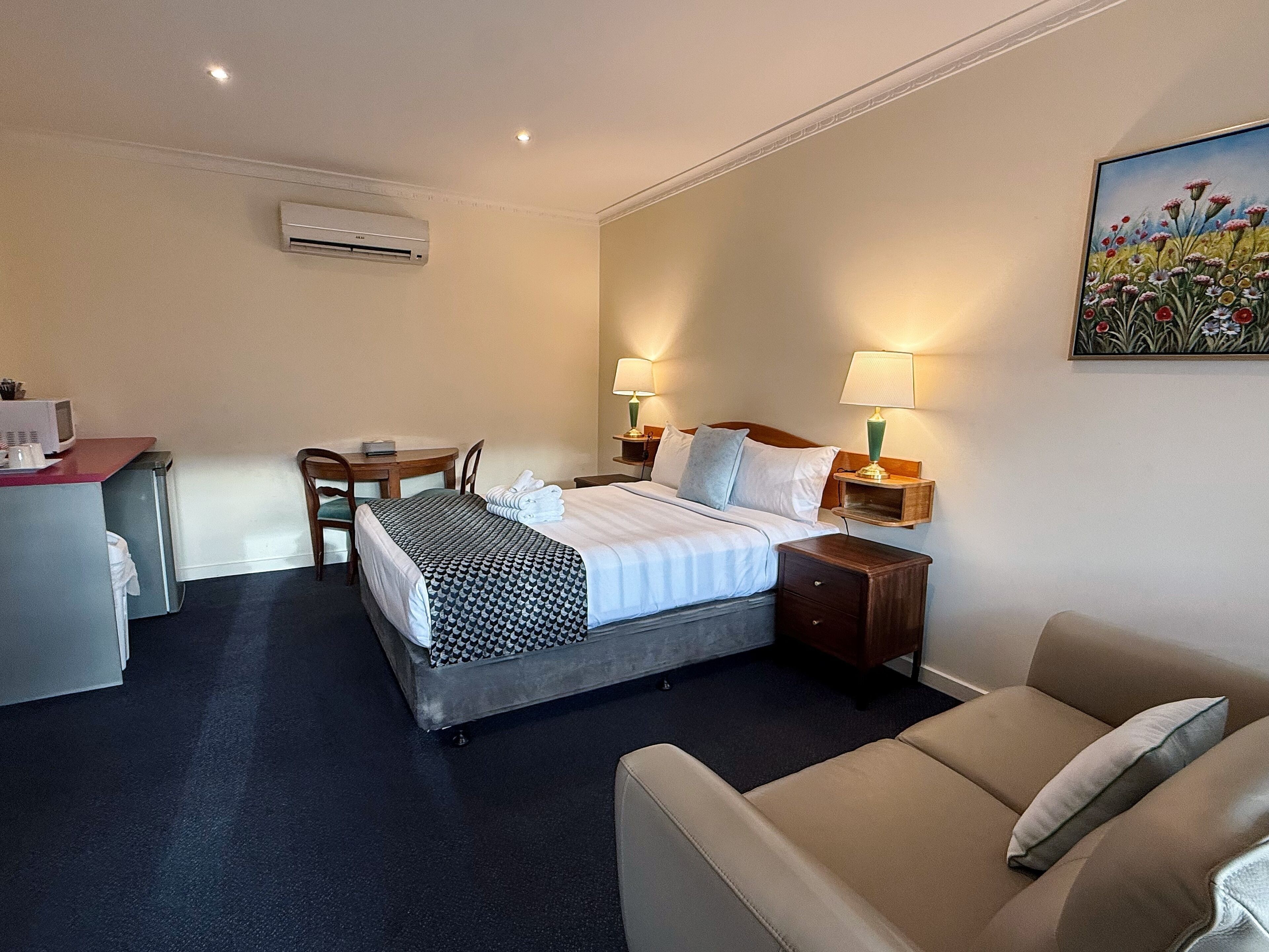 Huone, 1 keskisuuri parisänky | Silitysrauta/-lauta, ilmainen Wi-Fi, vuodevaatteet