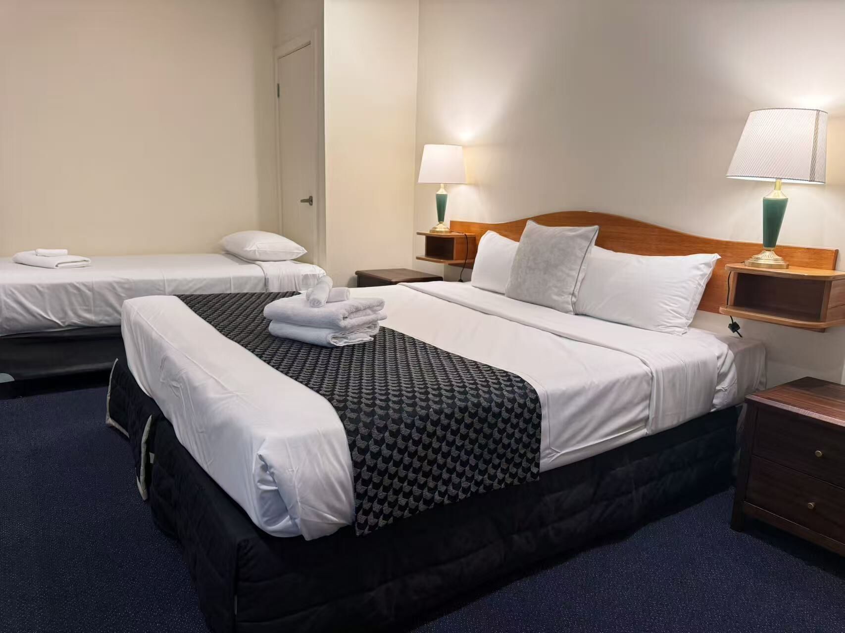 Kahden hengen huone (kaksi sänkyä), useita makuuhuoneita, poreamme | Silitysrauta/-lauta, ilmainen Wi-Fi, vuodevaatteet